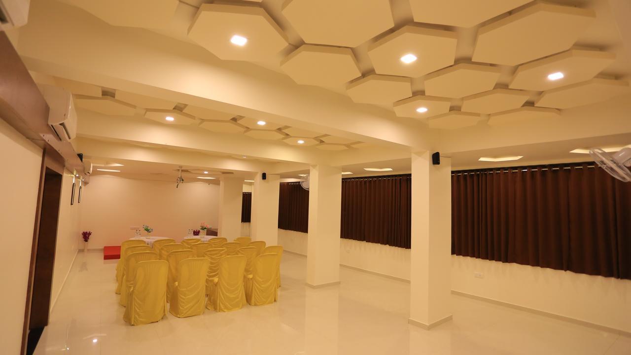 Отель The Grand Raveta Patan  Экстерьер фото