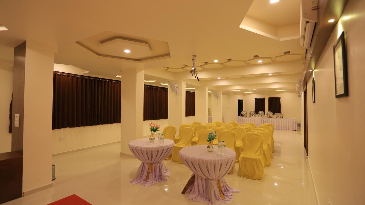 Отель The Grand Raveta Patan  Экстерьер фото