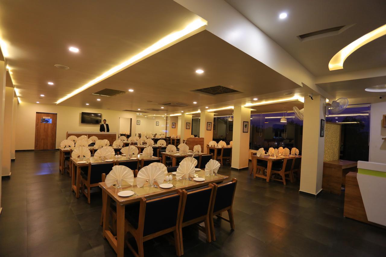 Отель The Grand Raveta Patan  Экстерьер фото