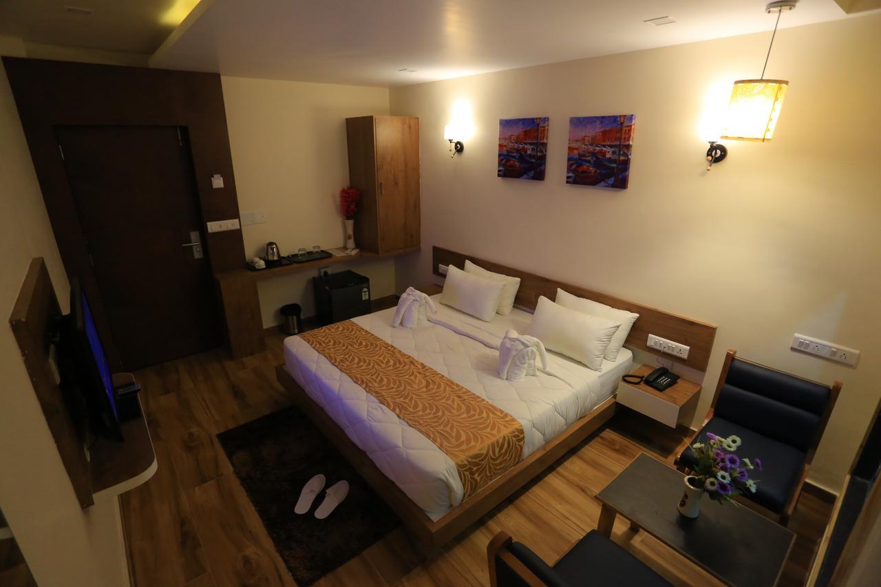 Отель The Grand Raveta Patan  Экстерьер фото